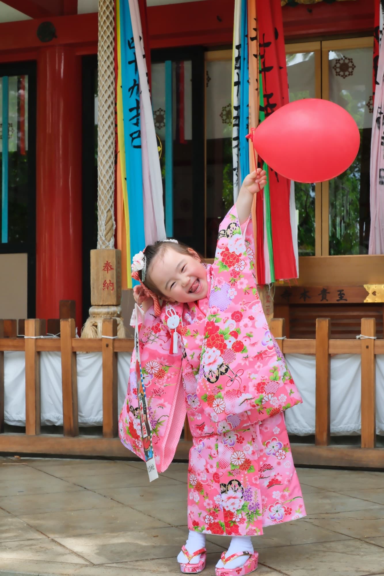 生島神社で七五三参りの記念写真