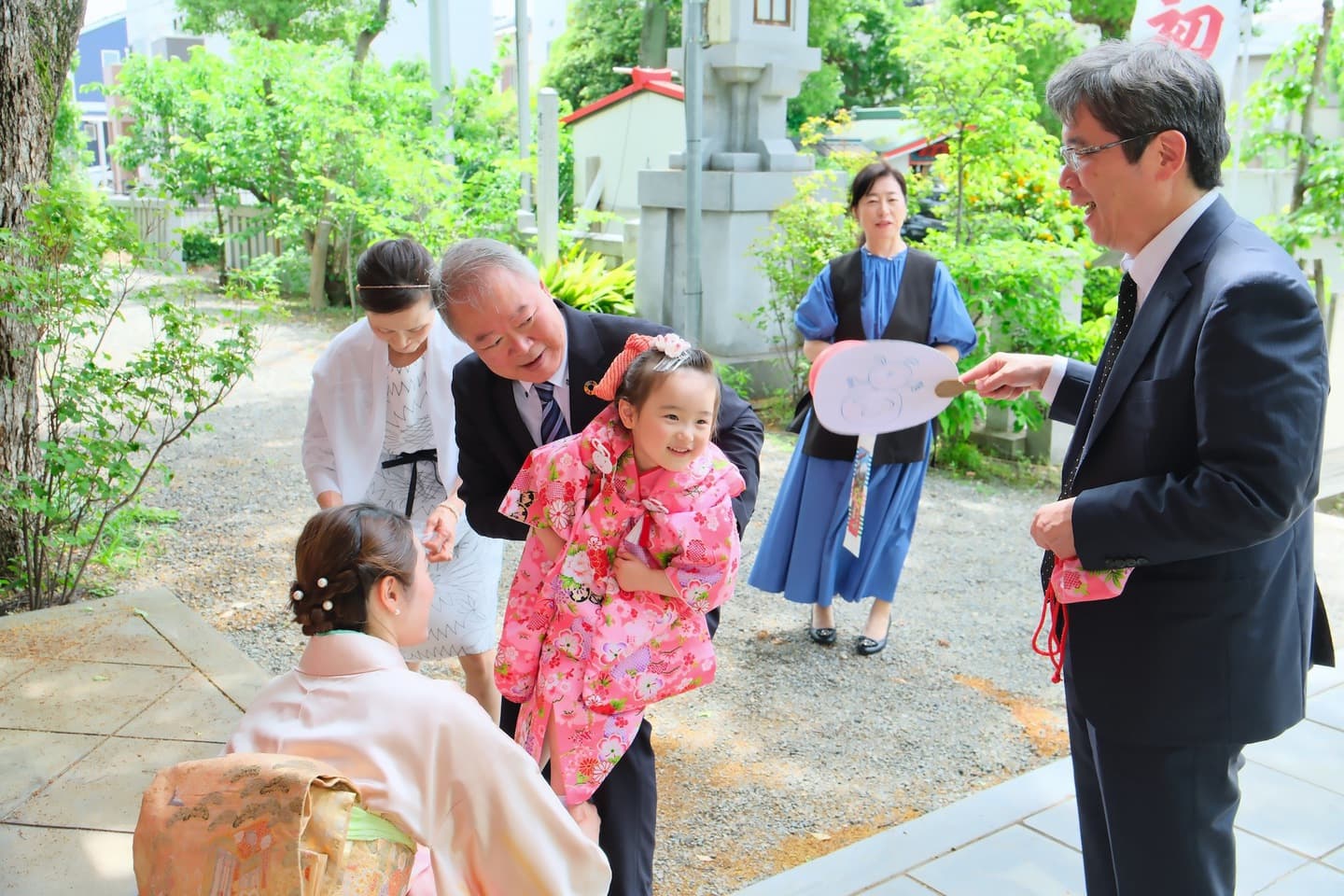 生島神社で七五三参りの記念写真