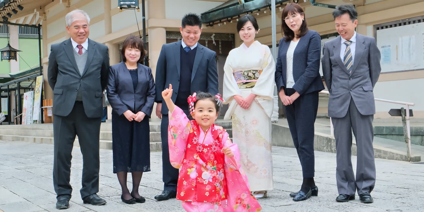 七五三の撮影をしている家族