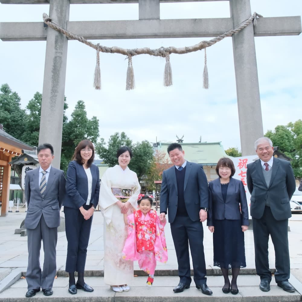 神社で撮影している家族