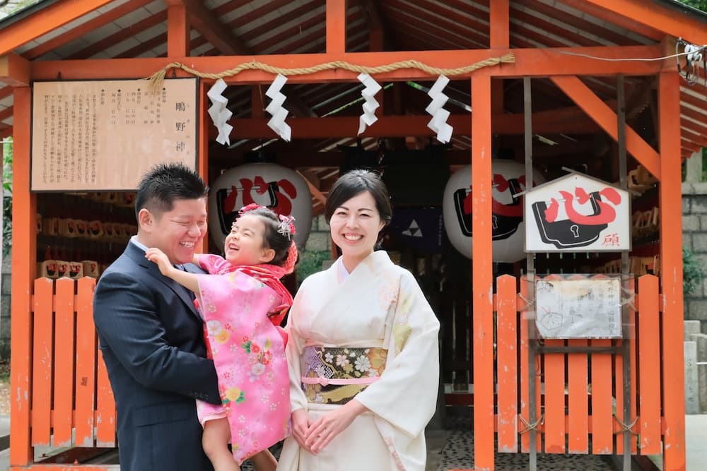 七五三参りをしている女の子