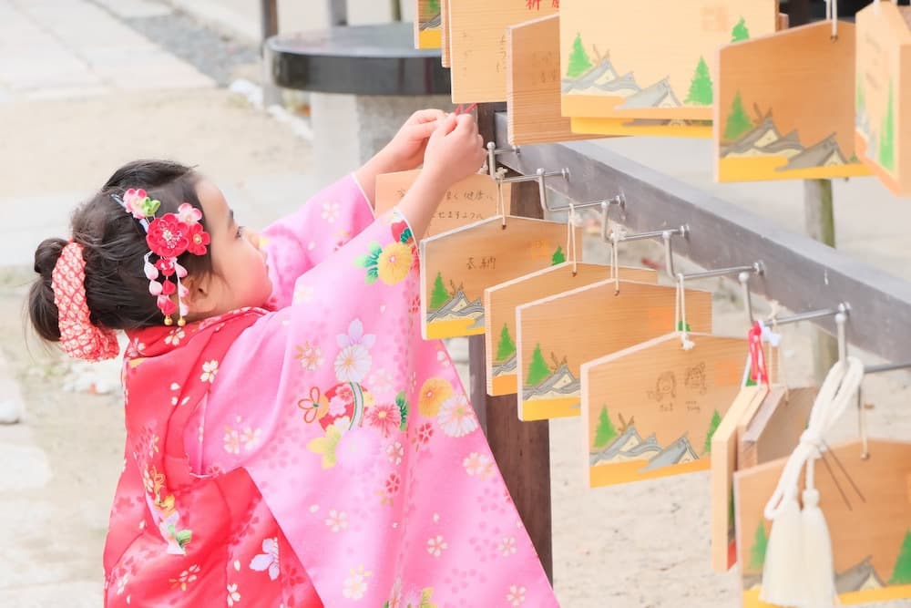 七五三参りをしている女の子