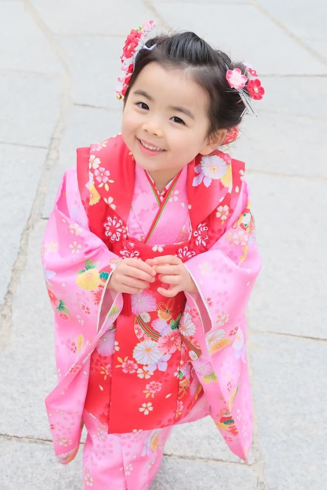 七五三参りをしている女の子