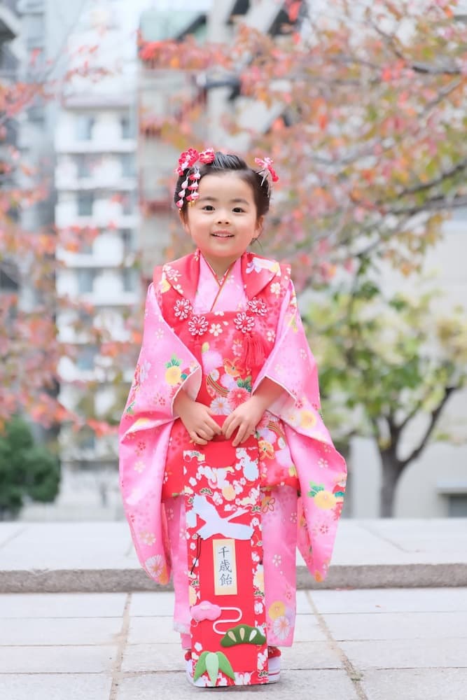 七五三参りをしている女の子