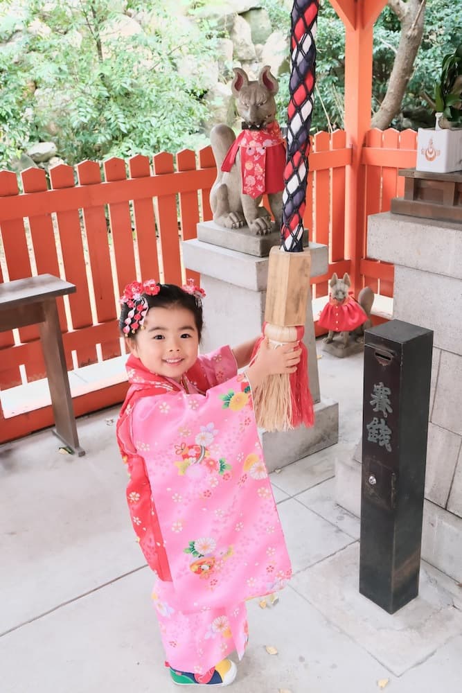 七五三参りをしている女の子