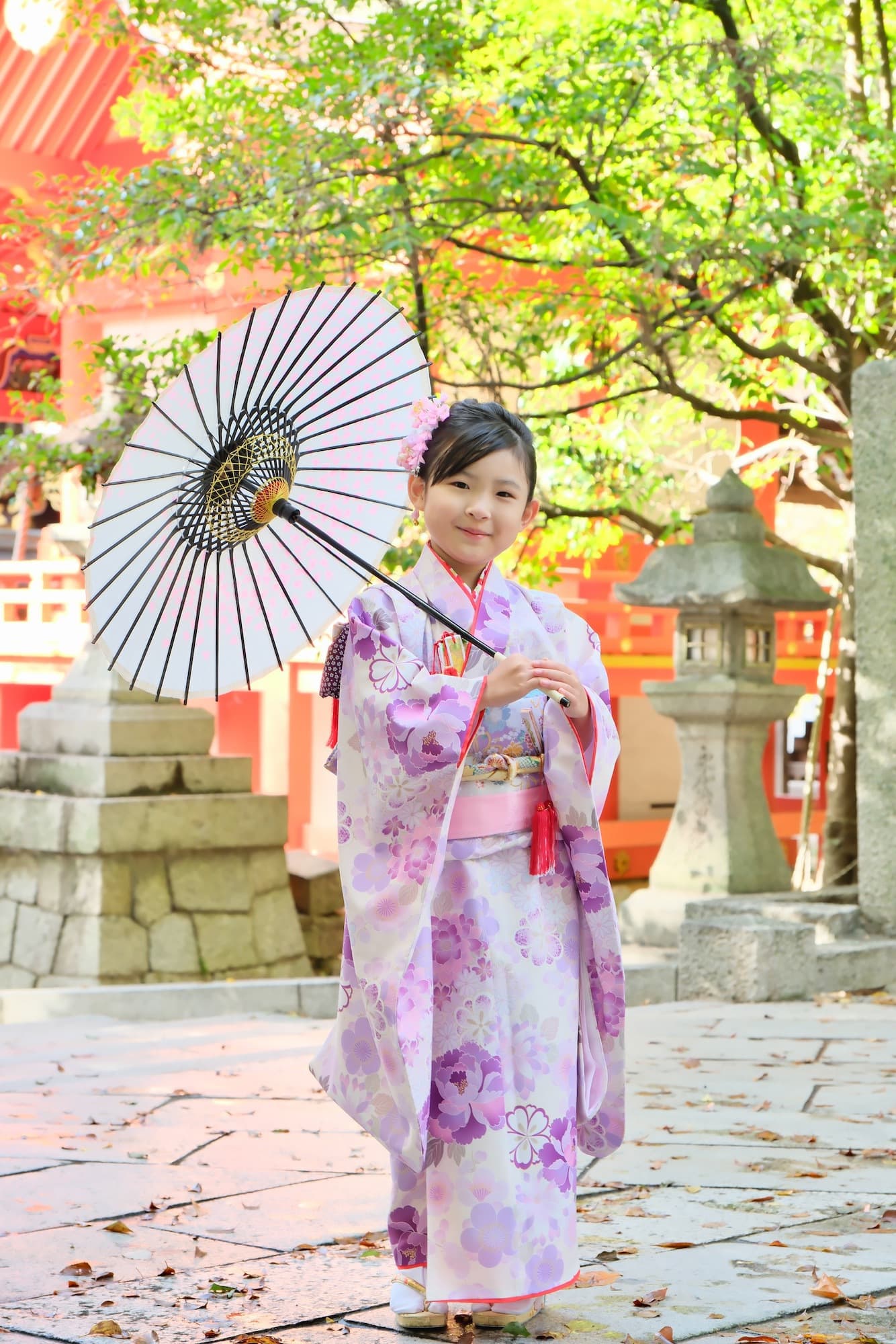 北野天満宮で七五三参りをしている女の子