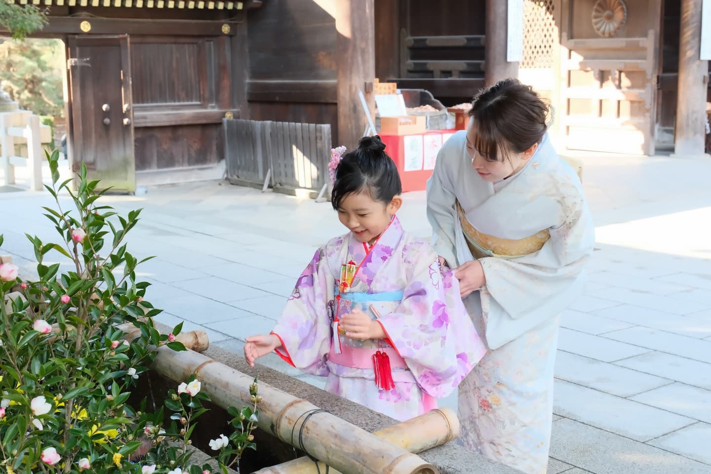 北野天満宮で七五三参りをしている女の子