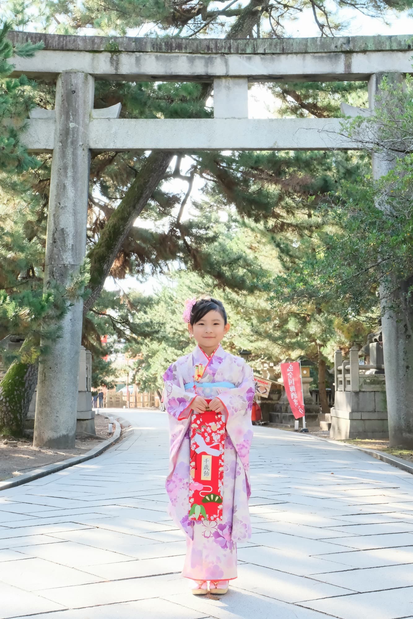 北野天満宮で七五三参りをしている女の子