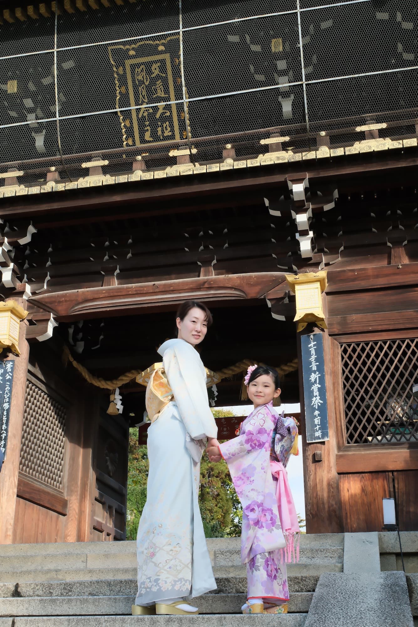 北野天満宮で七五三参りをしている女の子