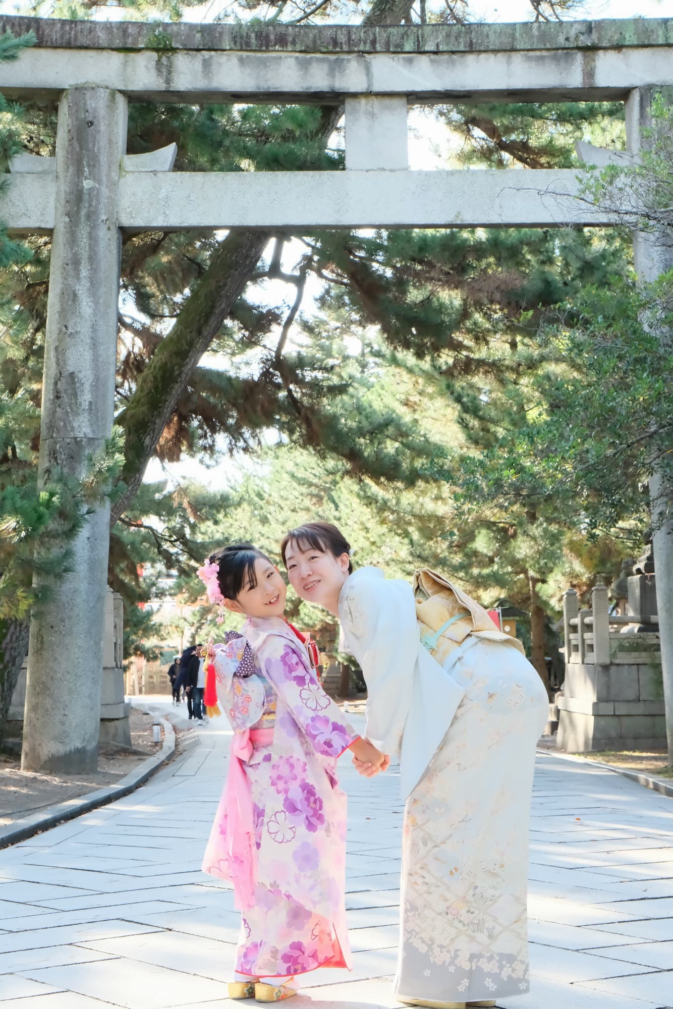 北野天満宮で七五三参りをしている女の子