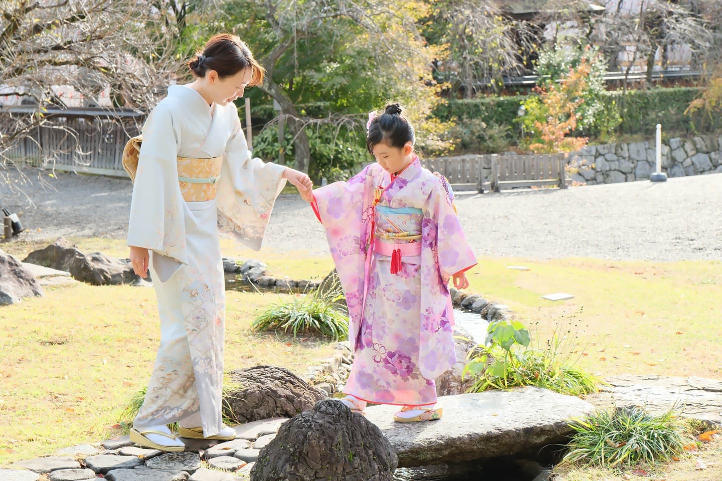 北野天満宮で七五三参りをしている女の子