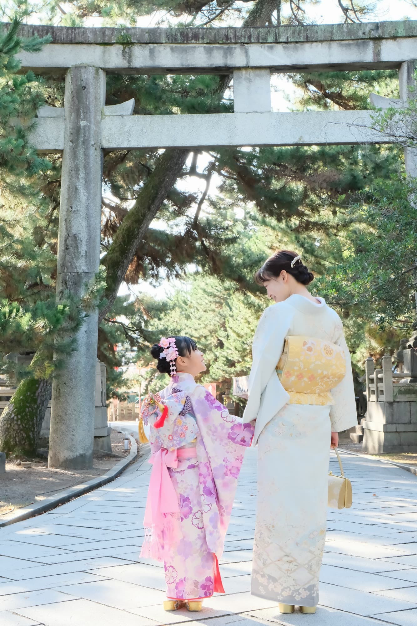 北野天満宮で七五三参りをしている女の子
