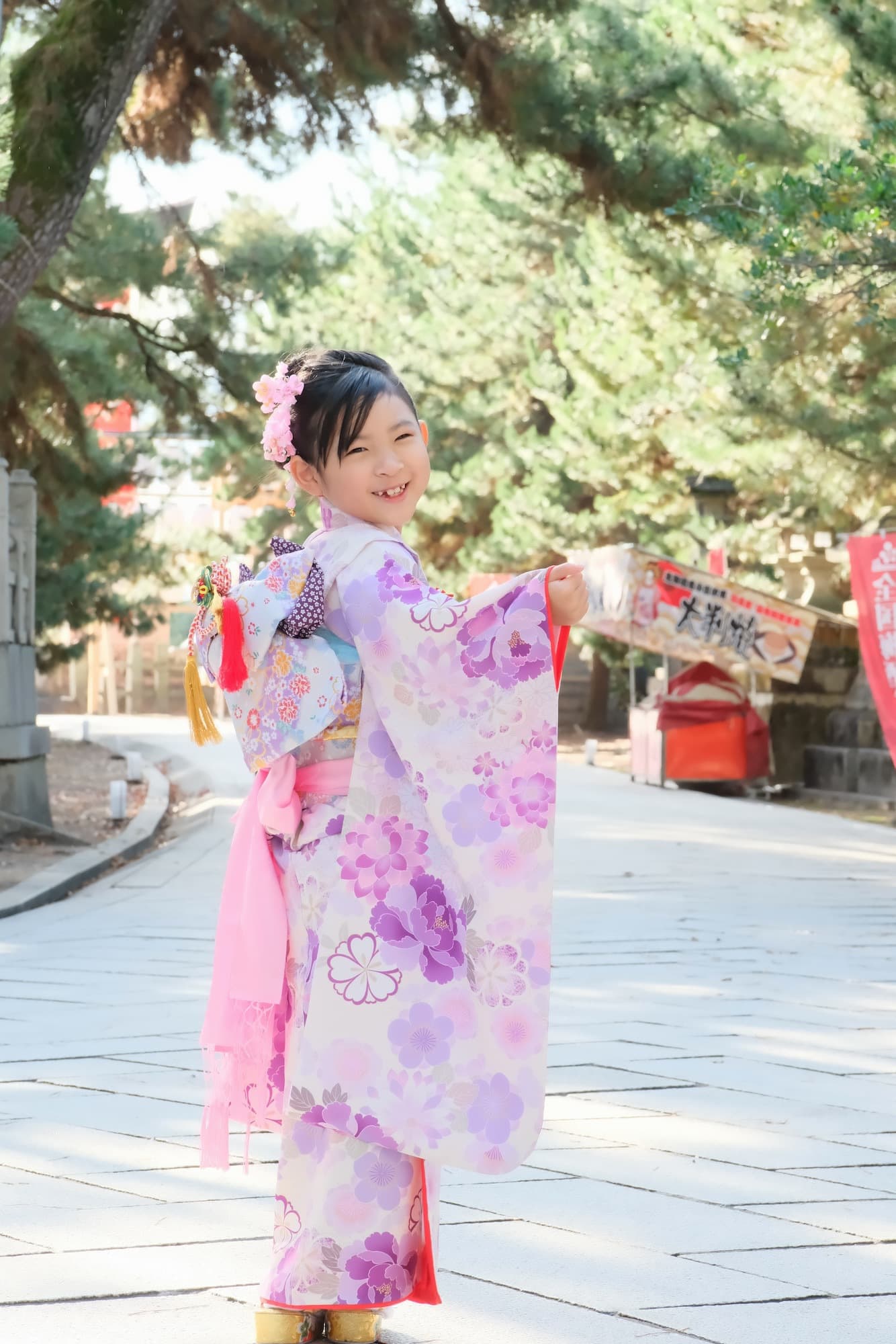 北野天満宮で七五三参りをしている女の子