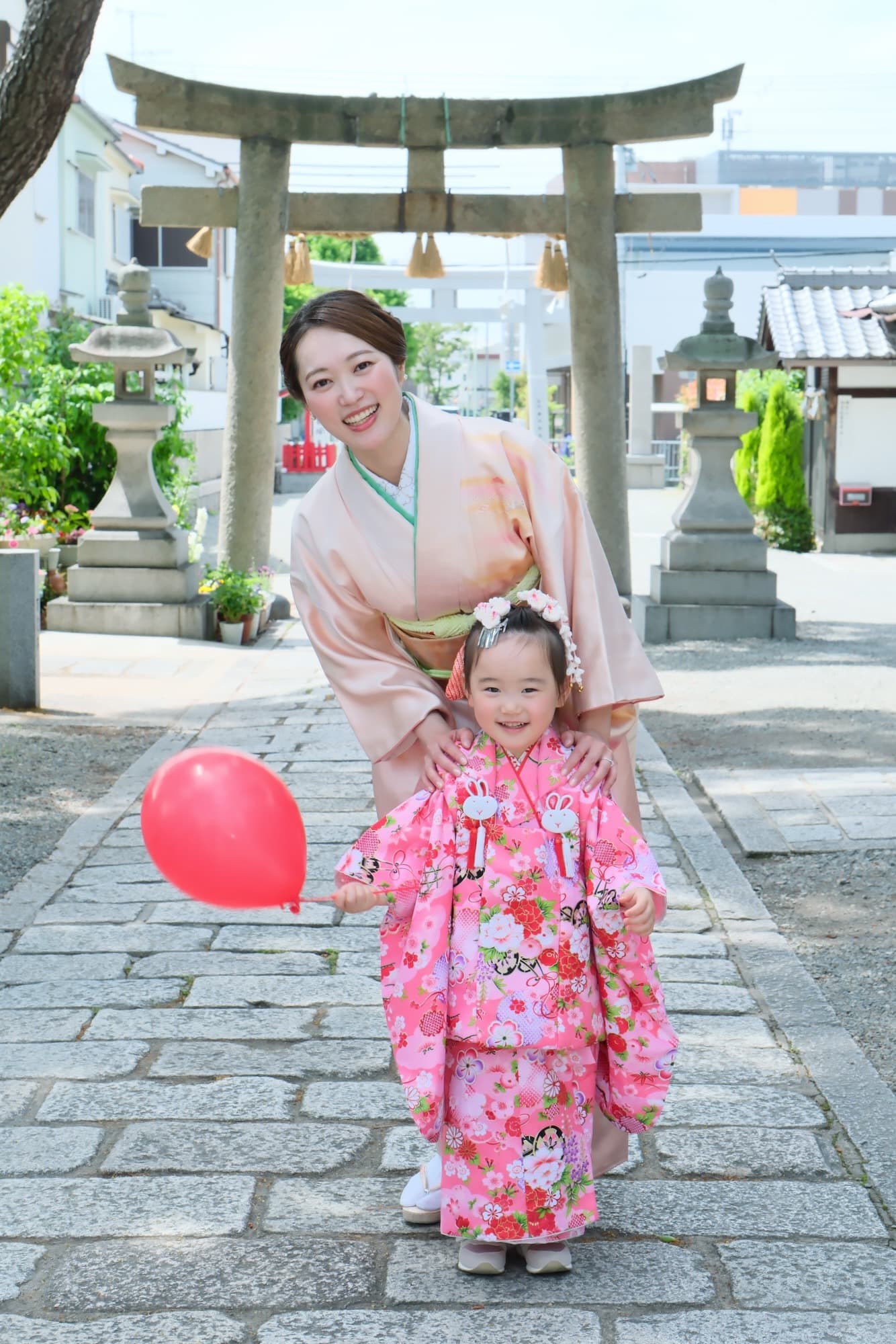 生島神社で七五三参りの記念写真