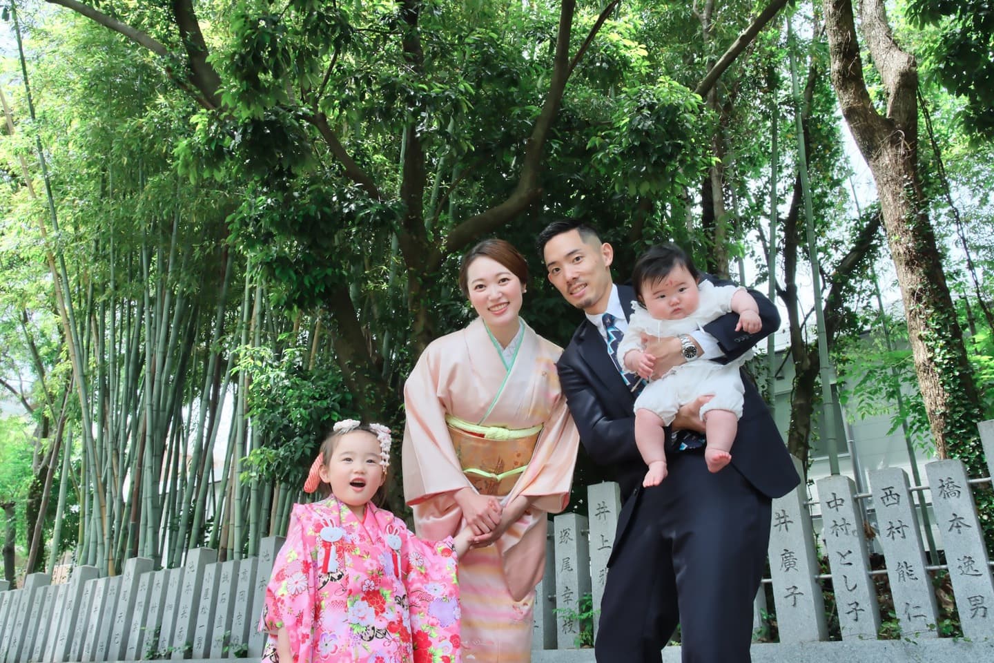 生島神社で七五三参りの記念写真