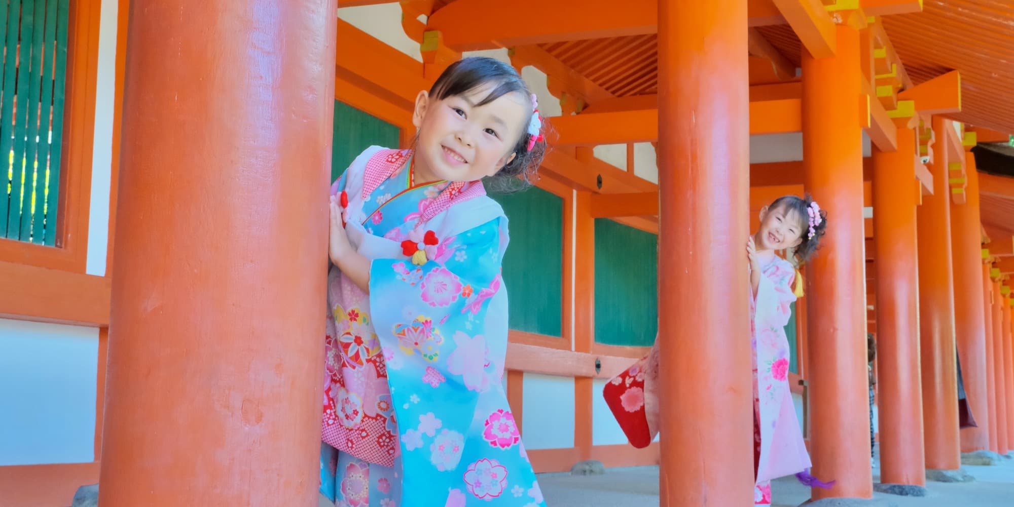 七五三の着物を着た子ども