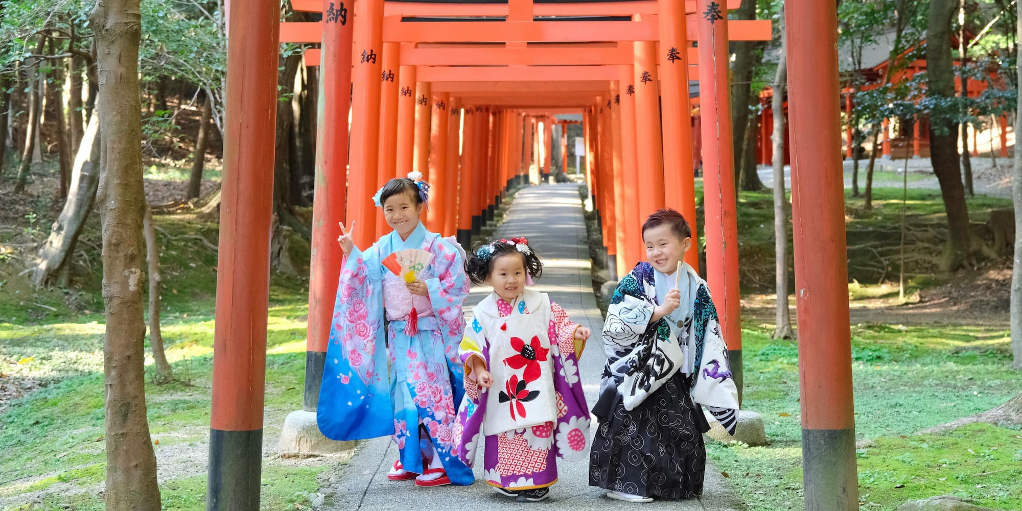 七五三の着物を着た子ども