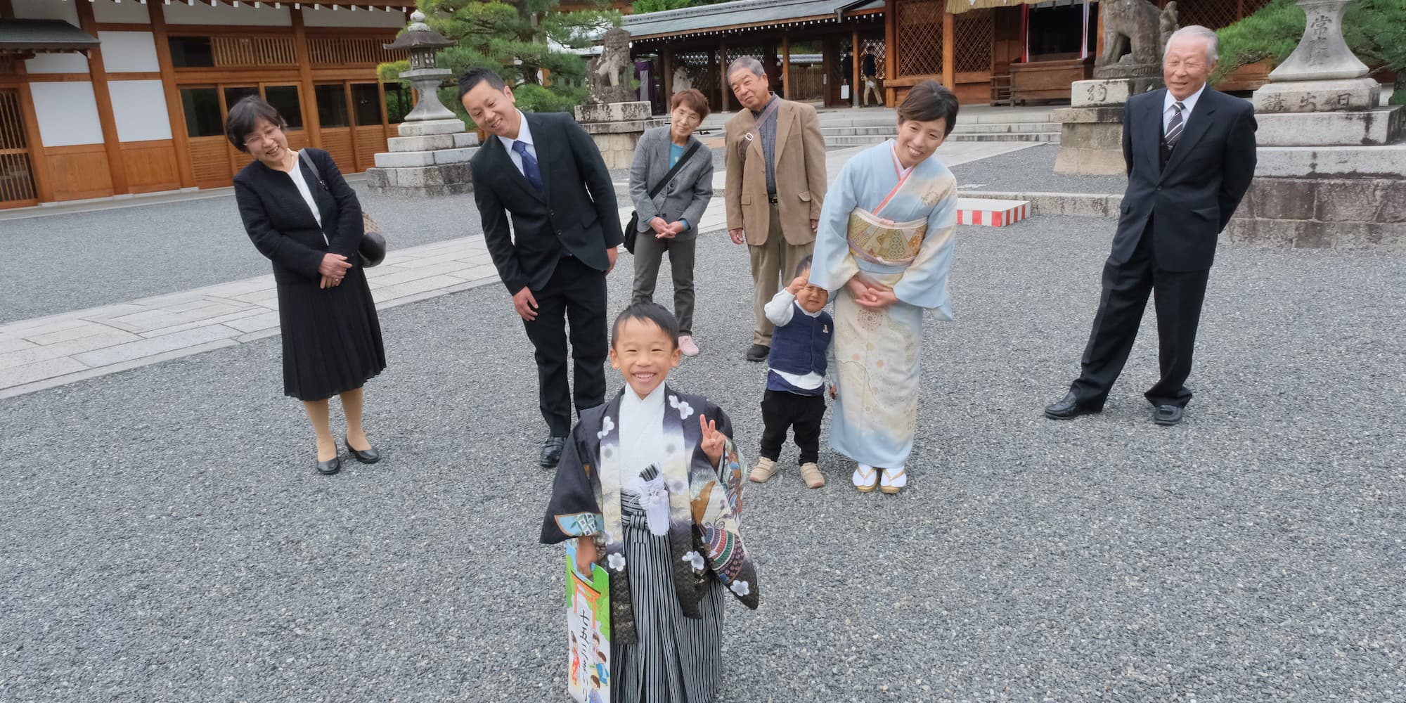 七五三の着物を着た子ども
