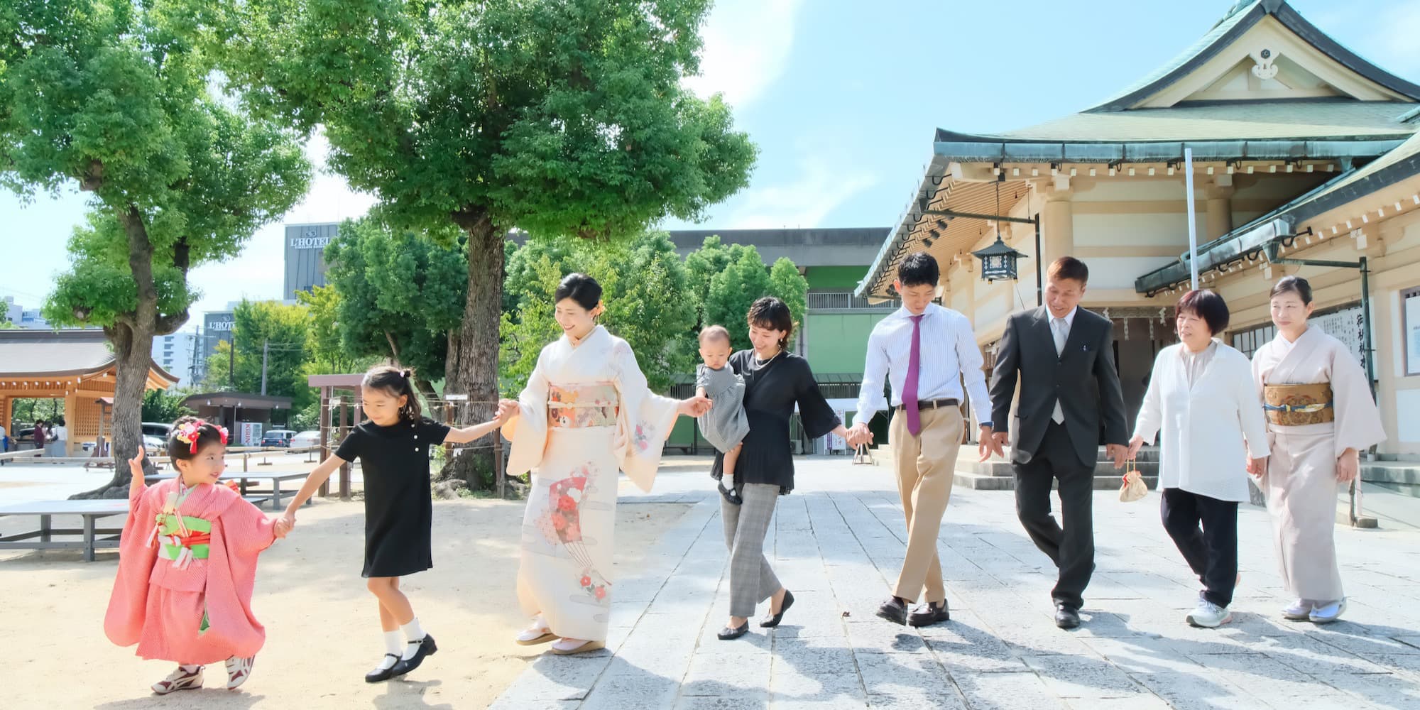 七五三の着物を着た子ども