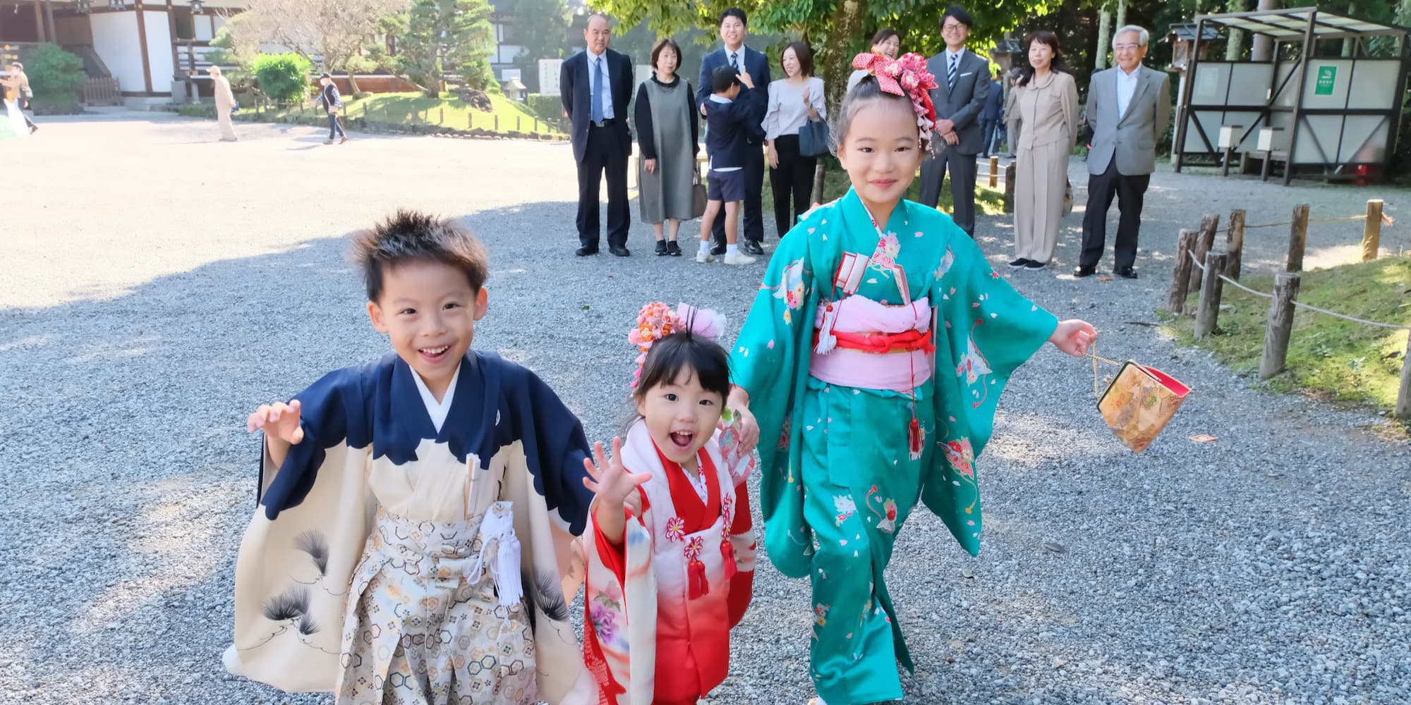 七五三の着物を着た子ども