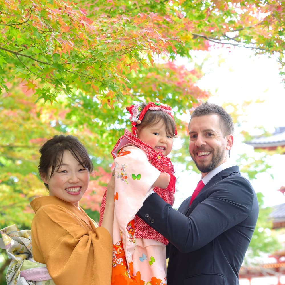 七五三の着物を着た子ども