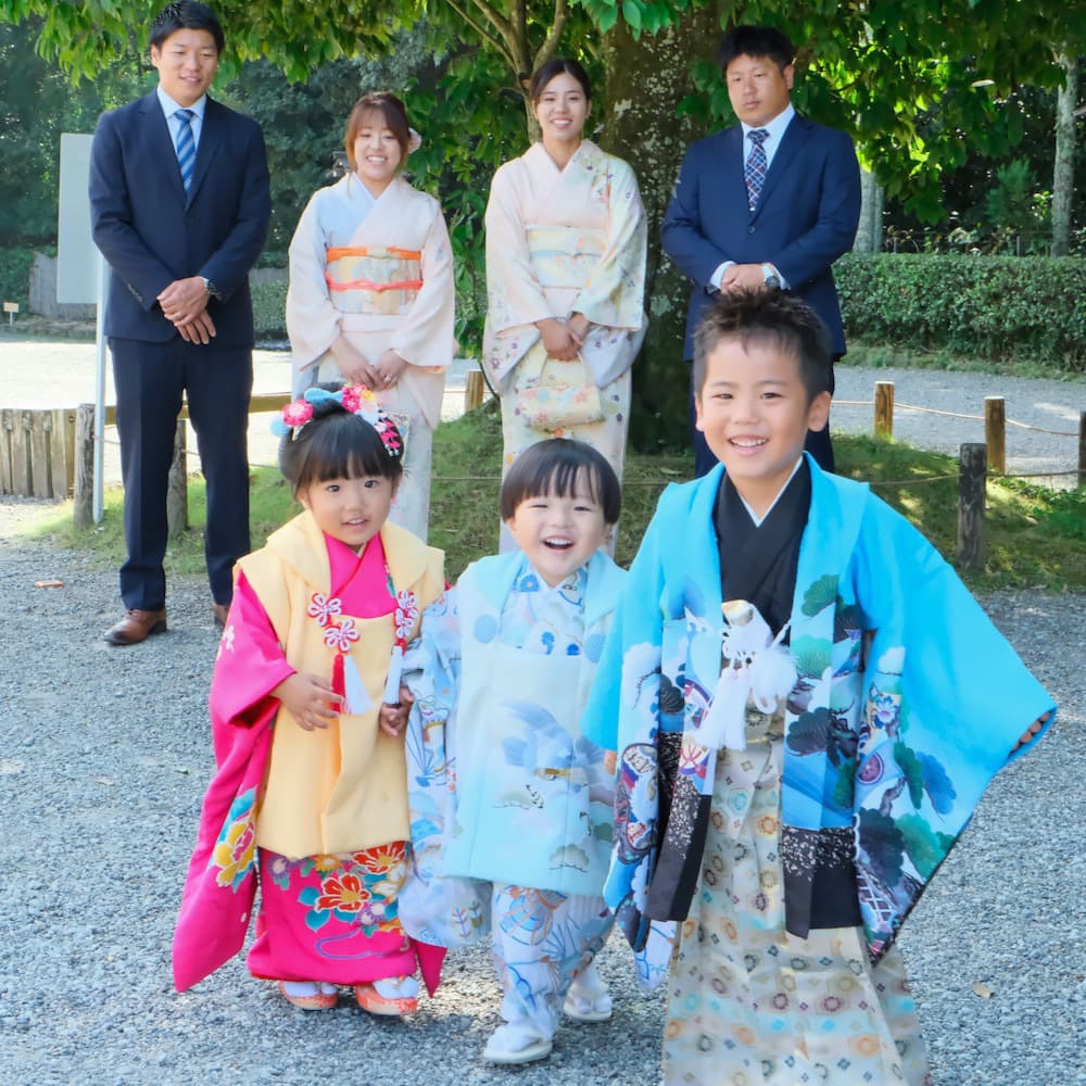 七五三の着物を着た子ども