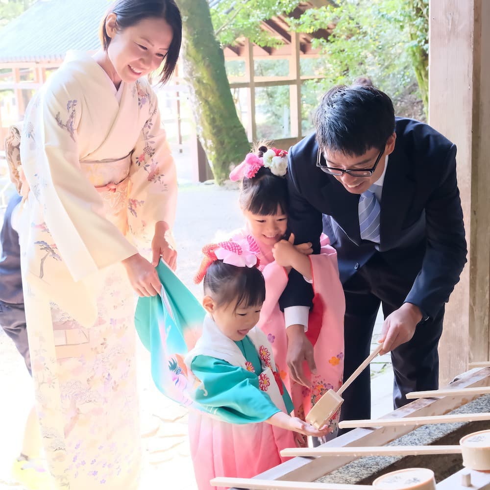 七五三の着物を着た子ども