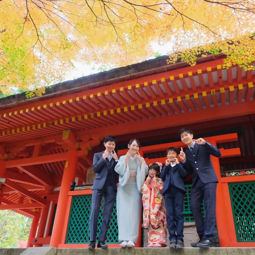 七五三の着物を着た子ども
