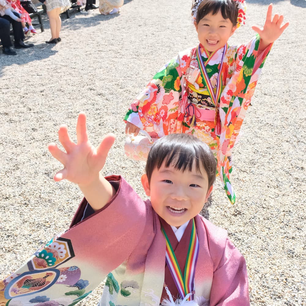 七五三の着物を着た子ども