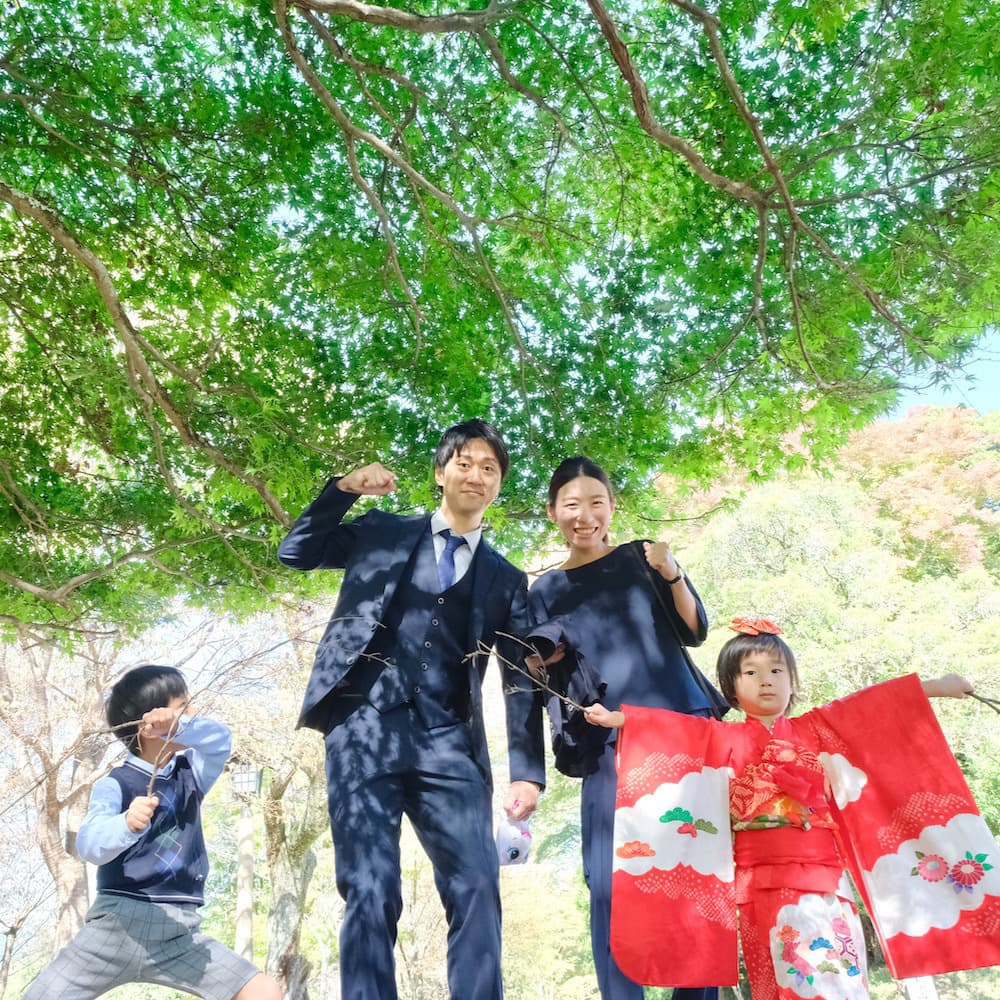 七五三の着物を着た子ども