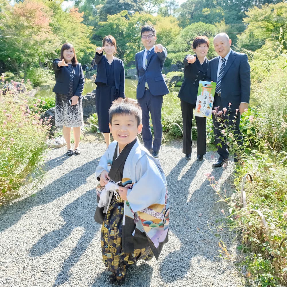 七五三の着物を着た子ども