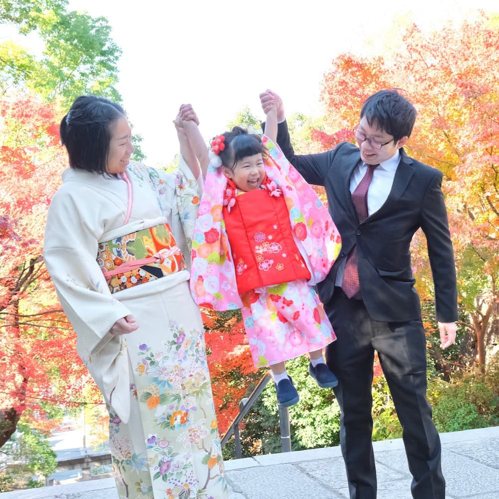 七五三の着物を着た子ども