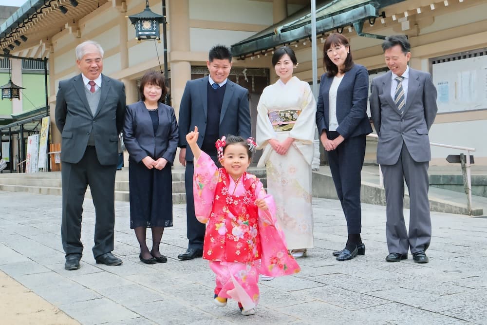 七五三参りをしている女の子