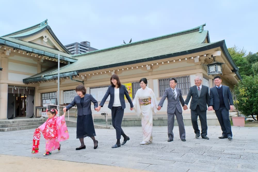 七五三参りをしている女の子