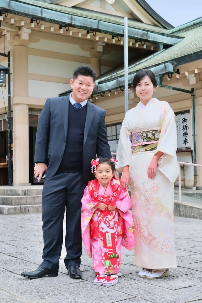 七五三参りをしている女の子