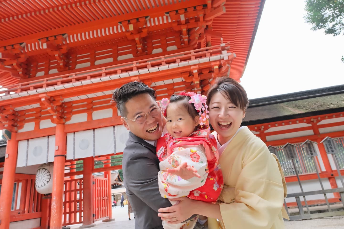 下鴨神社で七五三参りをしている女の子