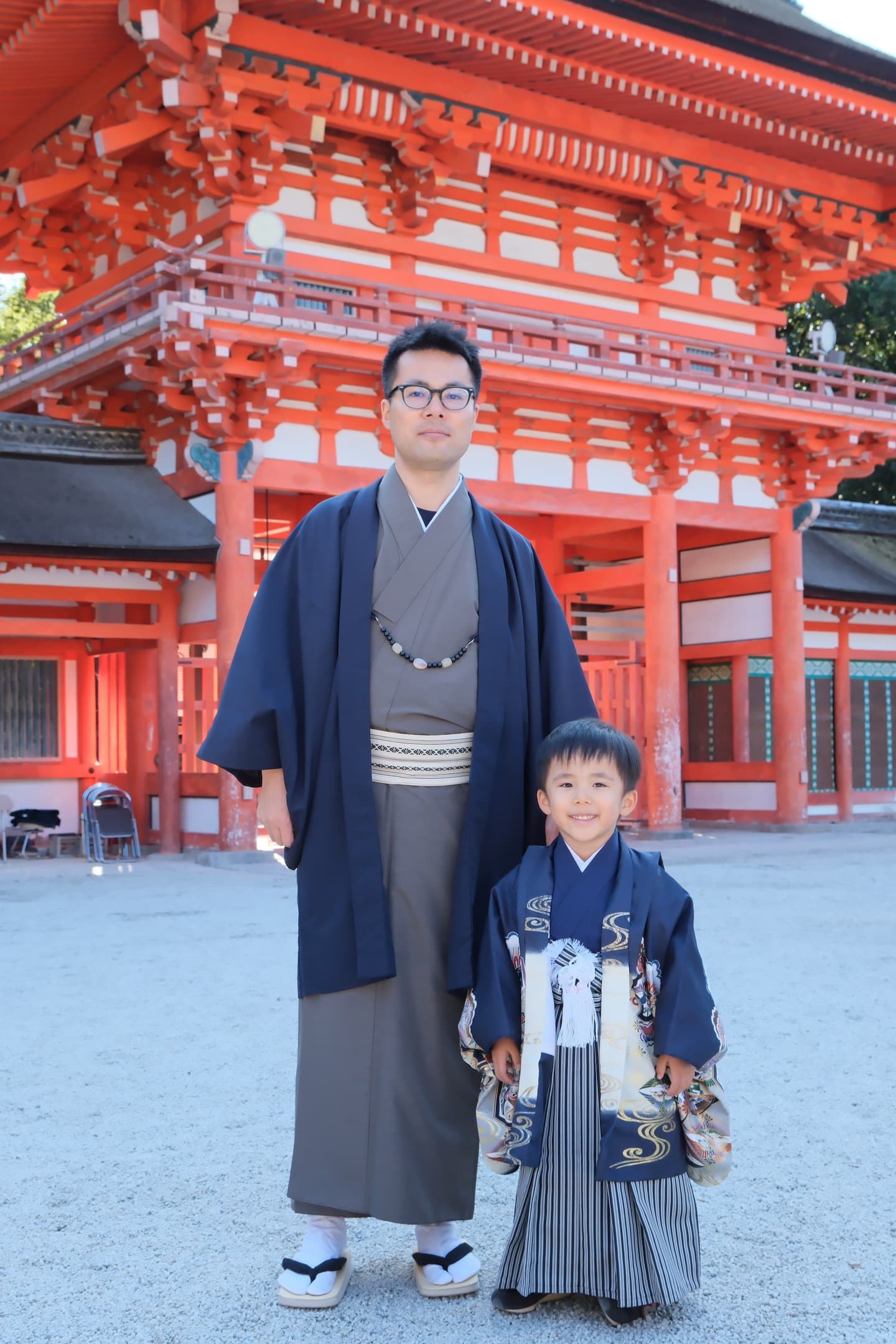 下鴨神社で七五三参りをしている子供