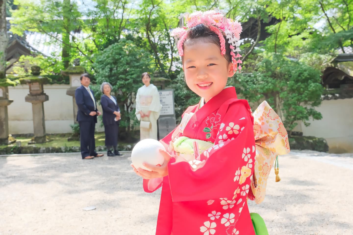 春日大社で七五三の写真を撮っている家族