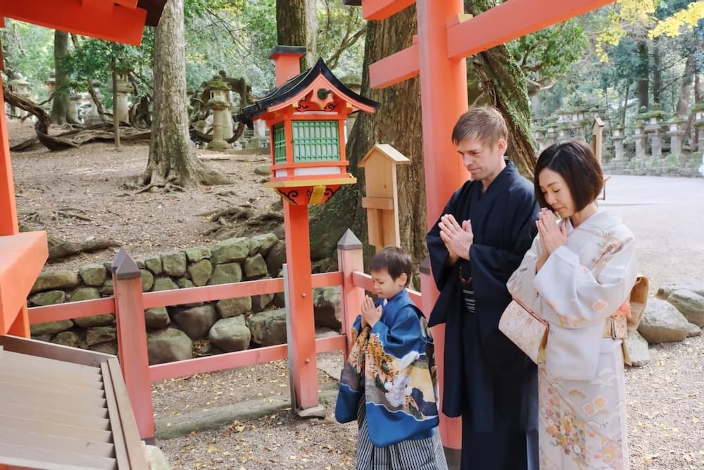 家族で着物を着て神社への参拝をしている
