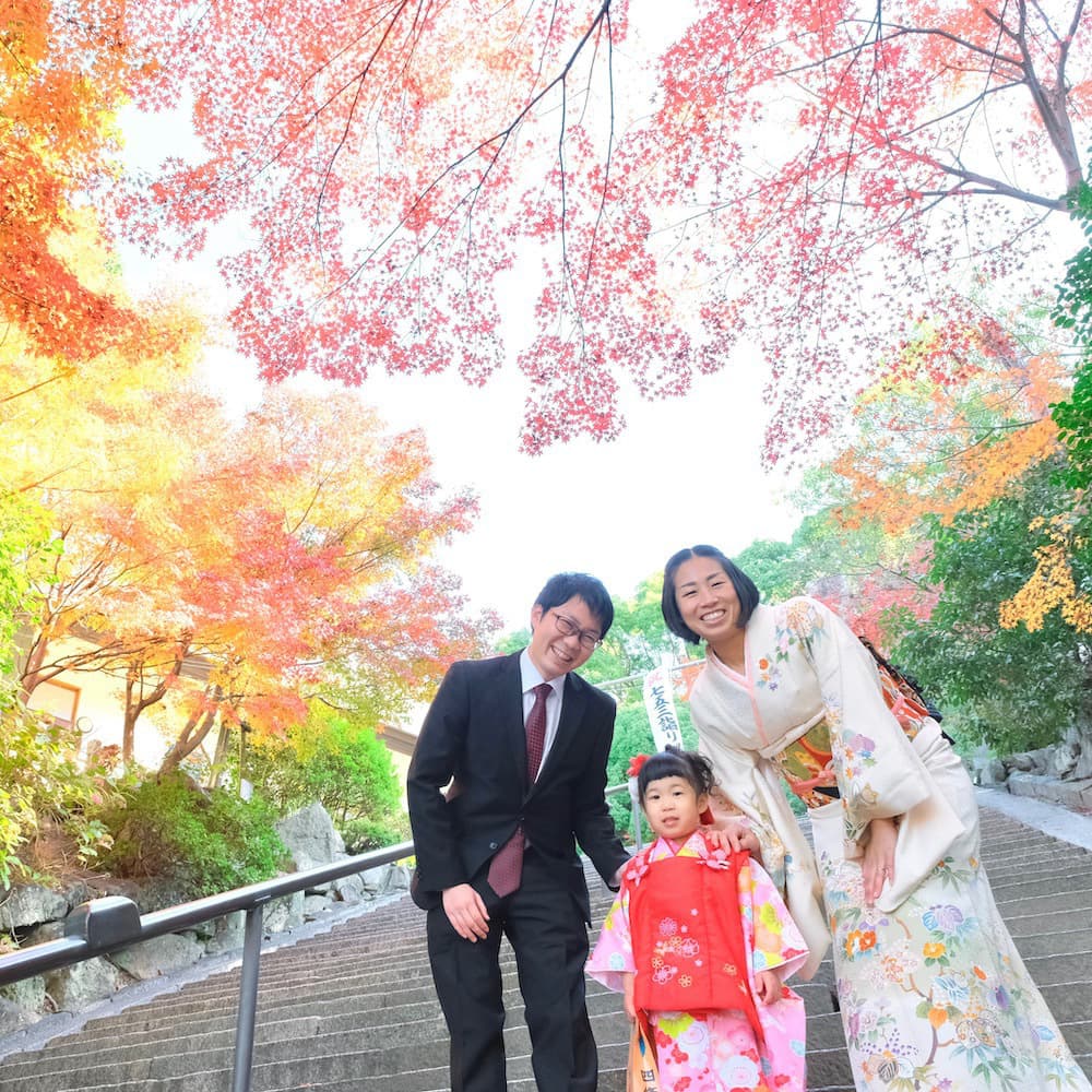 七五三の着物を着た子ども