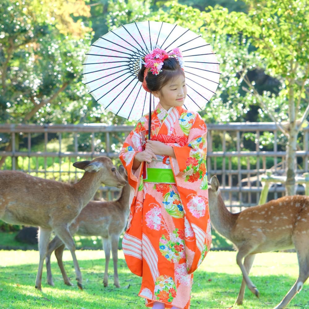 七五三の着物を着た子ども