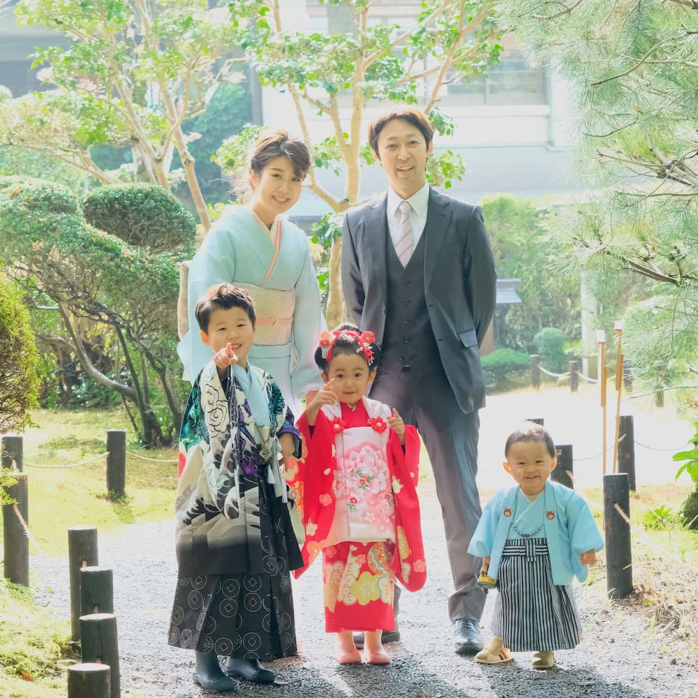 七五三の着物を着た子ども