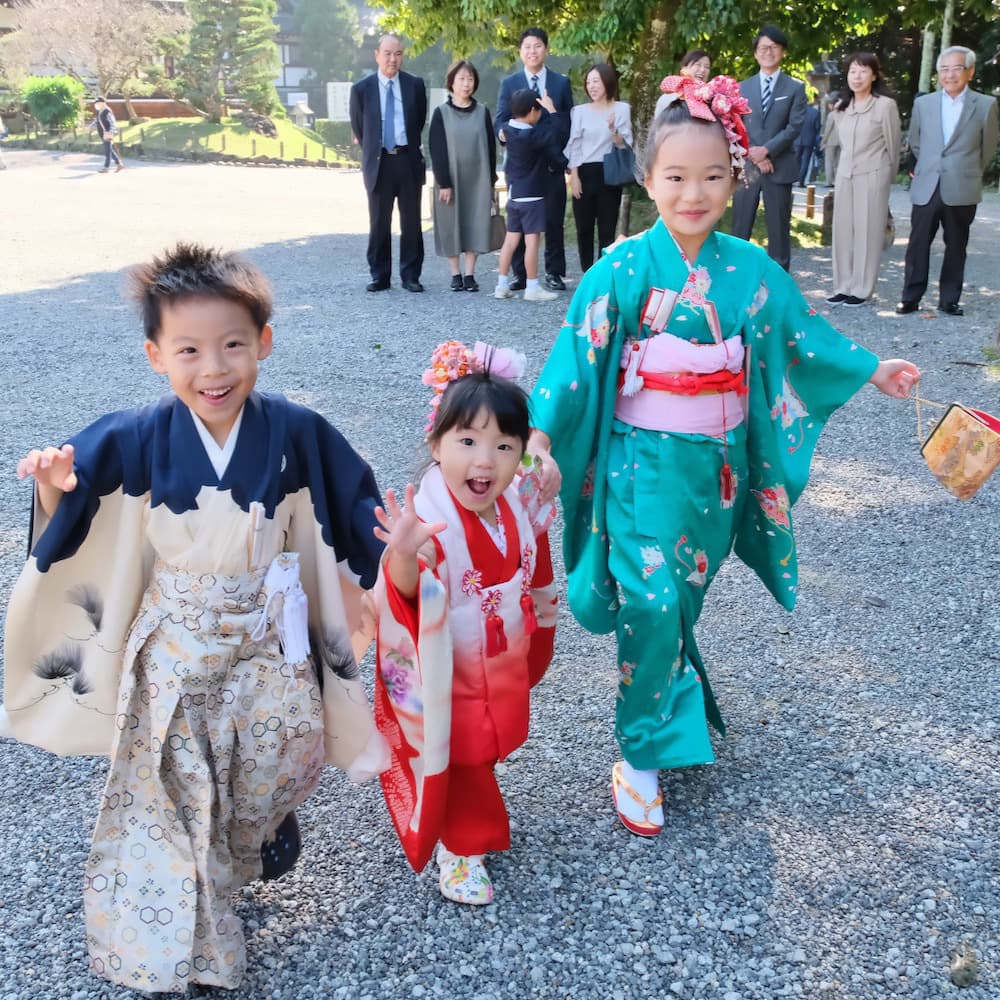 七五三の着物を着た子ども