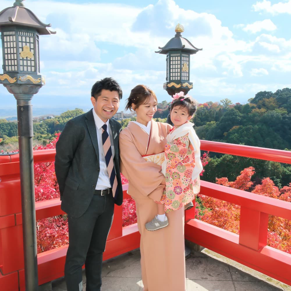 七五三の着物を着た子ども