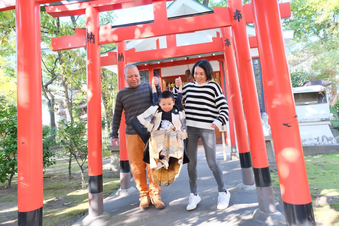 豊崎神社で七五三参りをする家族