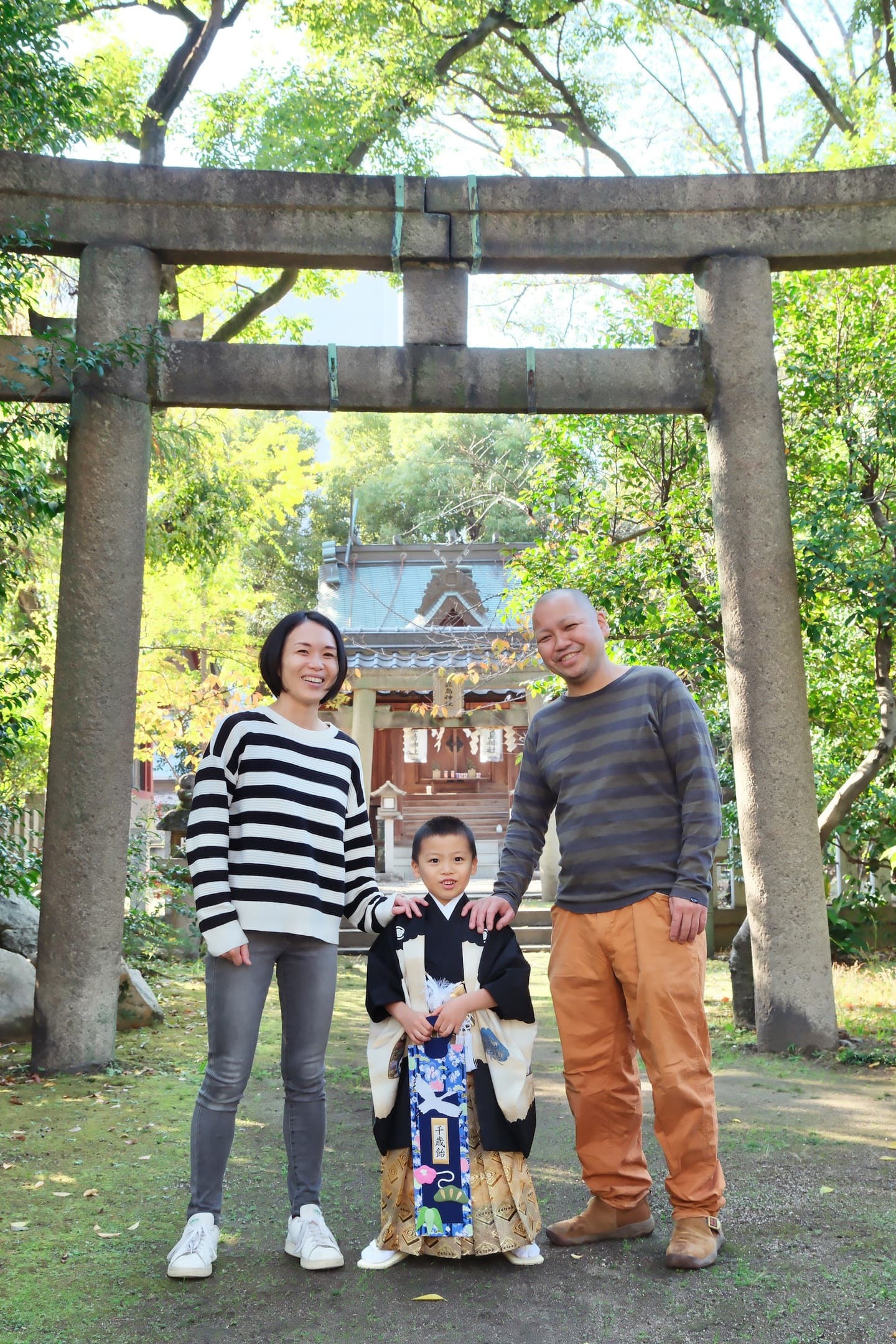 豊崎神社で七五三参りをする家族
