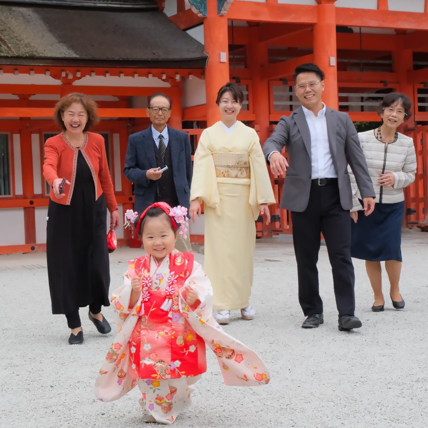 下鴨神社で七五三参りをしている女の子