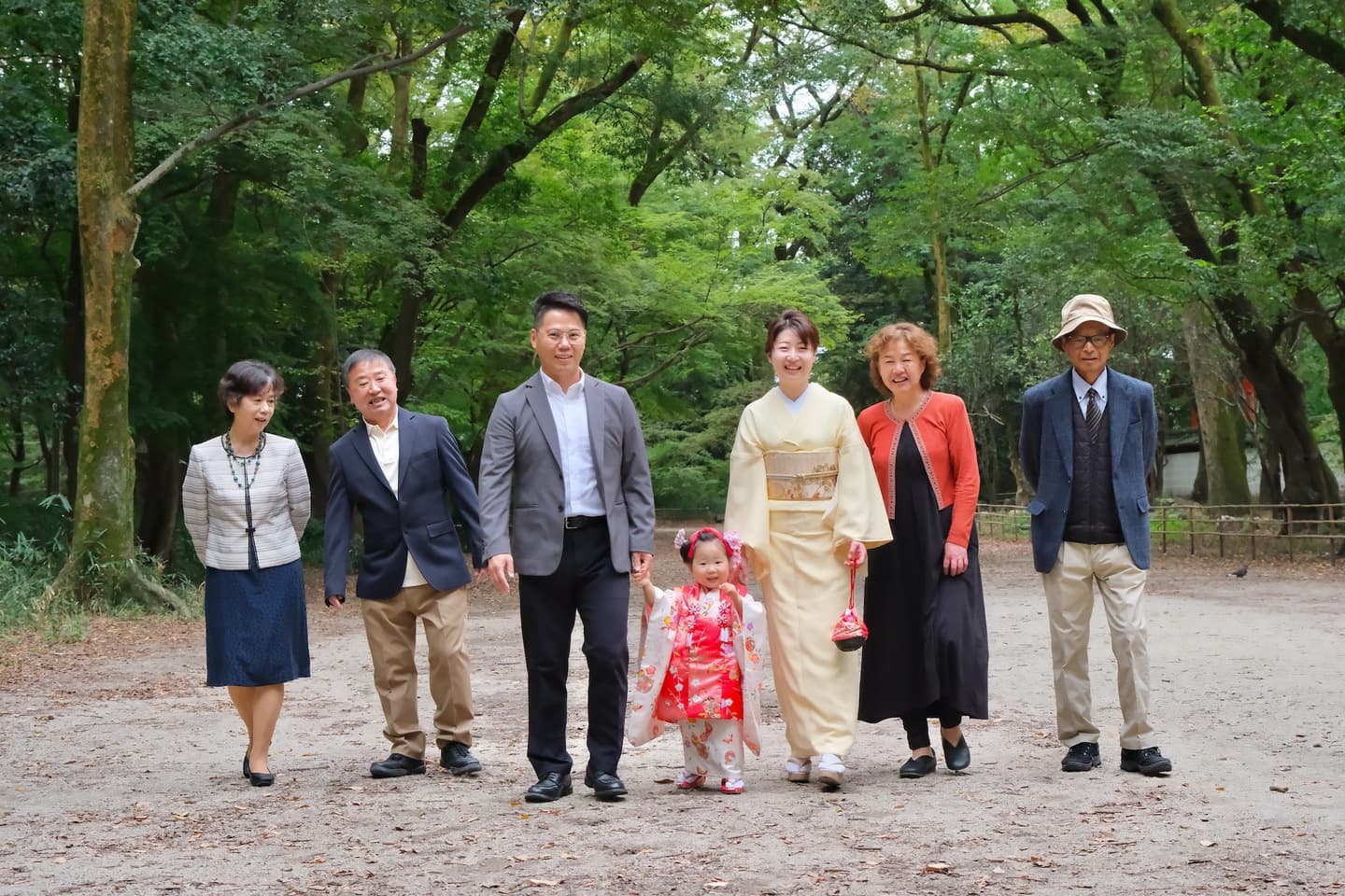 下鴨神社で七五三参りをしている女の子