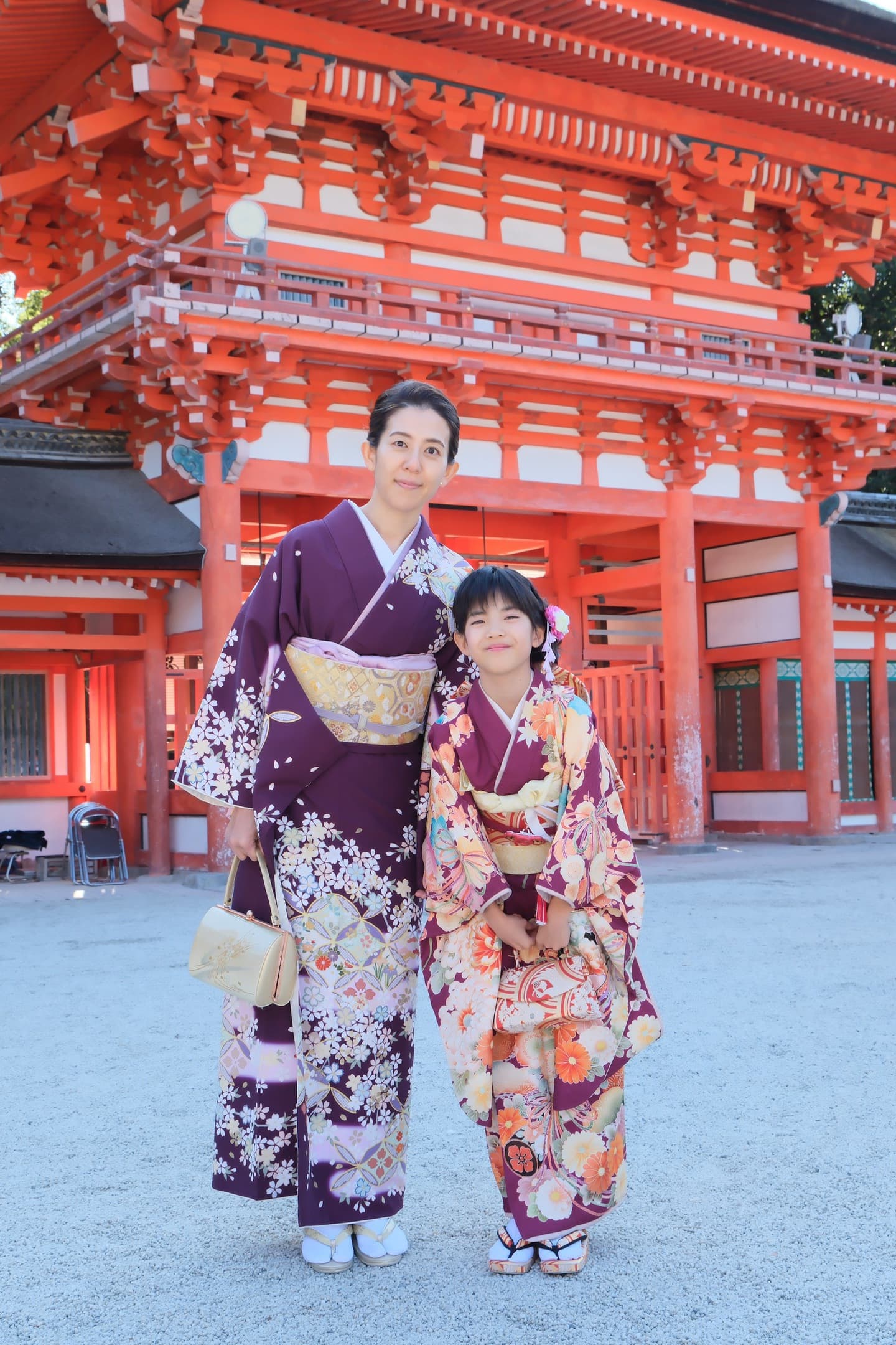 下鴨神社で七五三参りをしている子供