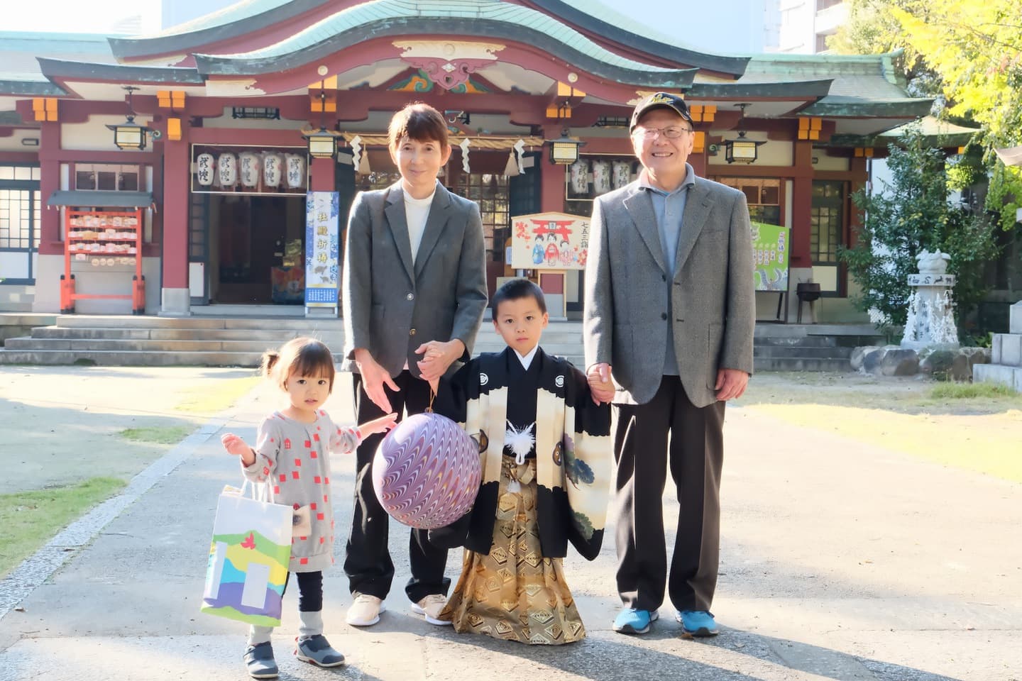 豊崎神社で七五三参りをする家族